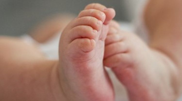 Mujer le entrega su bebé a una anciana desconocida y se va sin dejar rastros
