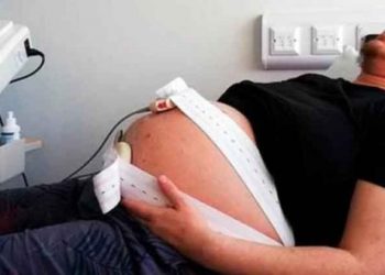 El momento en que un hombre transgénero da a luz a su bebé gracias al esperma de una mujer trans