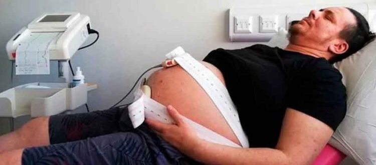 El momento en que un hombre transgénero da a luz a su bebé gracias al esperma de una mujer trans