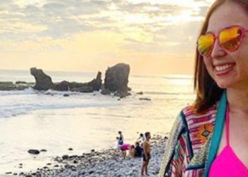 Presentadora salvadoreña deslumbra a sus fans con foto en atrevido traje de baño