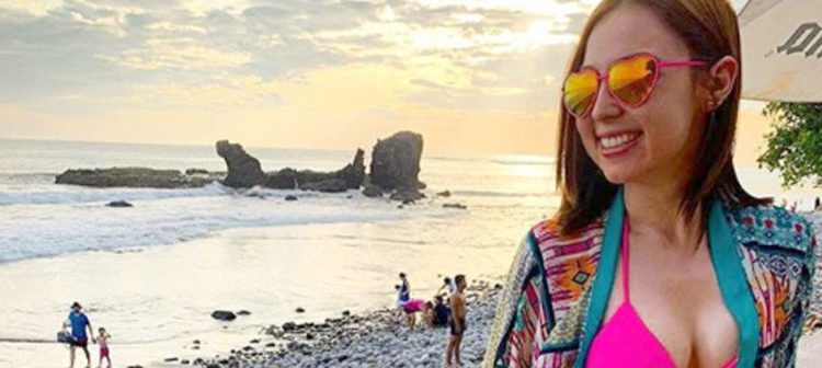 Presentadora salvadoreña deslumbra a sus fans con foto en atrevido traje de baño