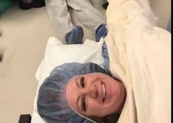 Mujer toma selfie con su esposo desmayado en la sala de partos