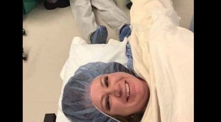 Mujer toma selfie con su esposo desmayado en la sala de partos