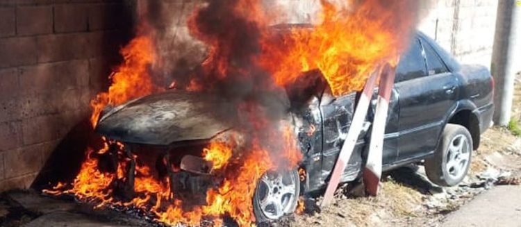 Un automóvil termina consumido por las llamas en San Martín