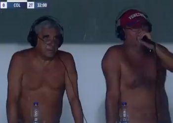 Periodistas se quitan las camisas durante transmisión de partido de fútbol