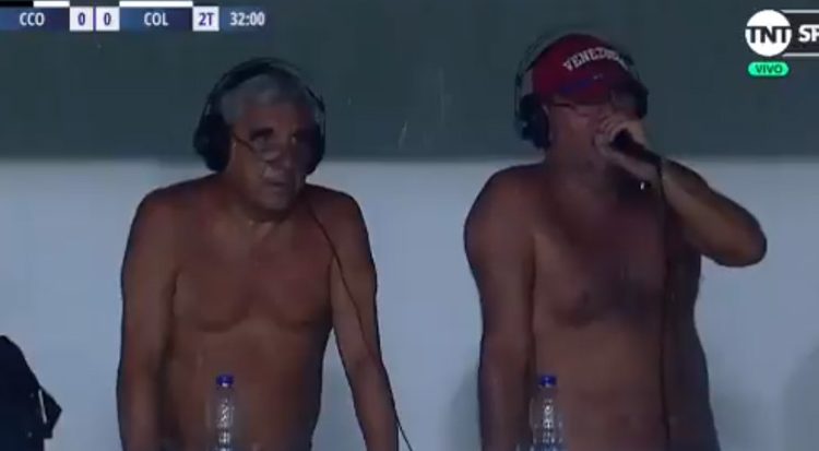 Periodistas se quitan las camisas durante transmisión de partido de fútbol