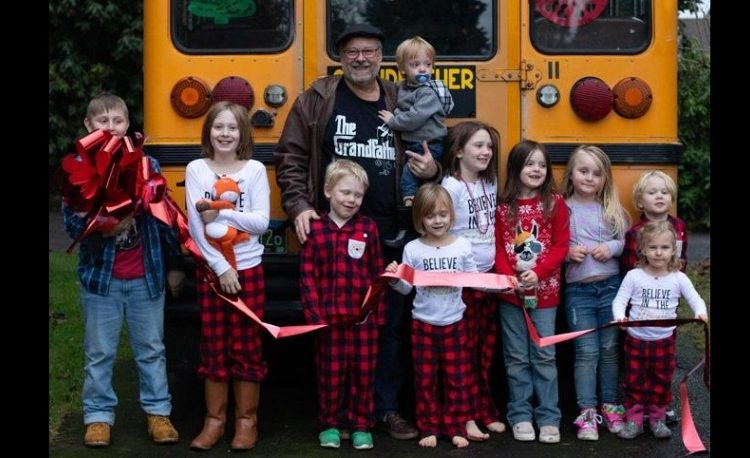 Abuelo compró un autobús para llevar a sus 10 nietos a la escuela todos los días