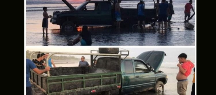 Hombre ingresa con su vehículo a la playa y se queda atascado en El Cuco
