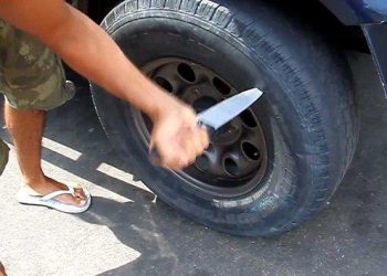 Hombre apuñala a su exnovio al encontrarlo ponchando las llantas de su carro