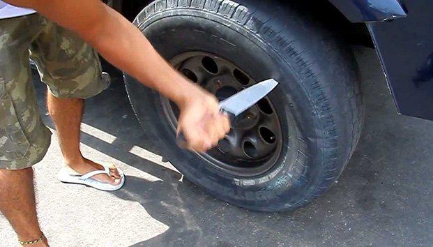 Hombre apuñala a su exnovio al encontrarlo ponchando las llantas de su carro