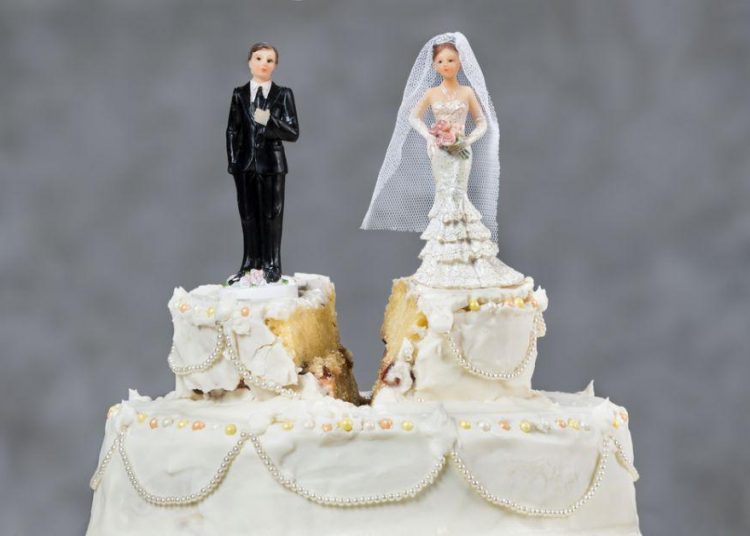 Graba a su novia siendo infiel con su cuñado y muestra el vídeo el día de la boda