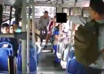 Ciudadanos revelan fotos de sujetos que el viernes subieron a microbús para asaltar a pasajeros