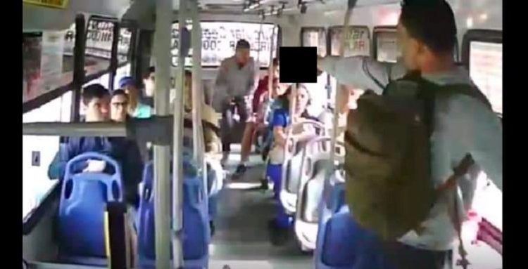 Ciudadanos revelan fotos de sujetos que el viernes subieron a microbús para asaltar a pasajeros