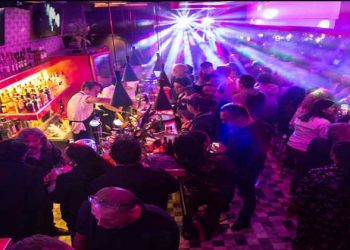 Hombres que cantan y bailan «La Tusa» podrían estar a punto de salir del «closet», según estudio