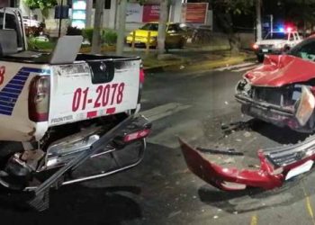 Agente resulta lesionado luego de que conductora ebria chocó contra patrulla policial