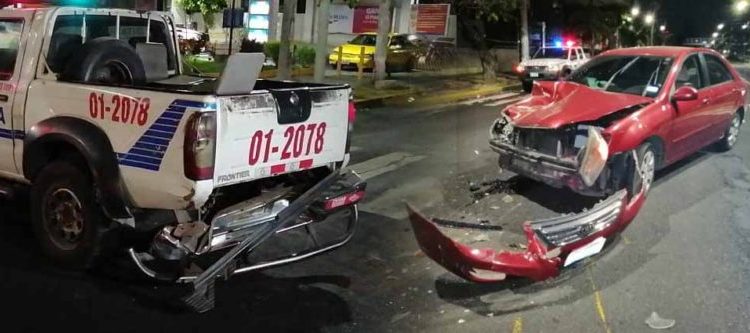 Agente resulta lesionado luego de que conductora ebria chocó contra patrulla policial