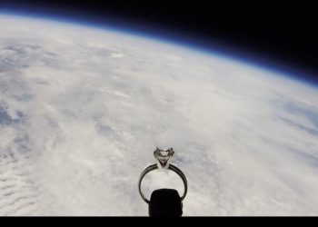 Piloto de la Fuerza Aérea hizo una propuesta de matrimonio espacial