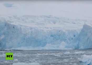 Captan en la Antártida el derrumbe parcial de un glaciar del tamaño de un bloque de viviendas