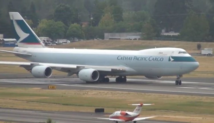 Insólito accidente: Un cubo de basura impacta a un avión que alzaba su vuelo