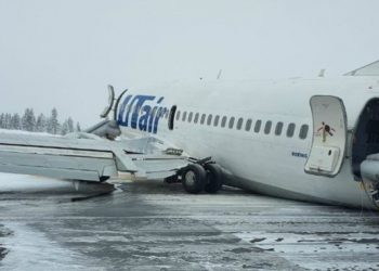 Aterriza en Rusia avión con tren de aterrizaje roto y 100 personas a bordo
