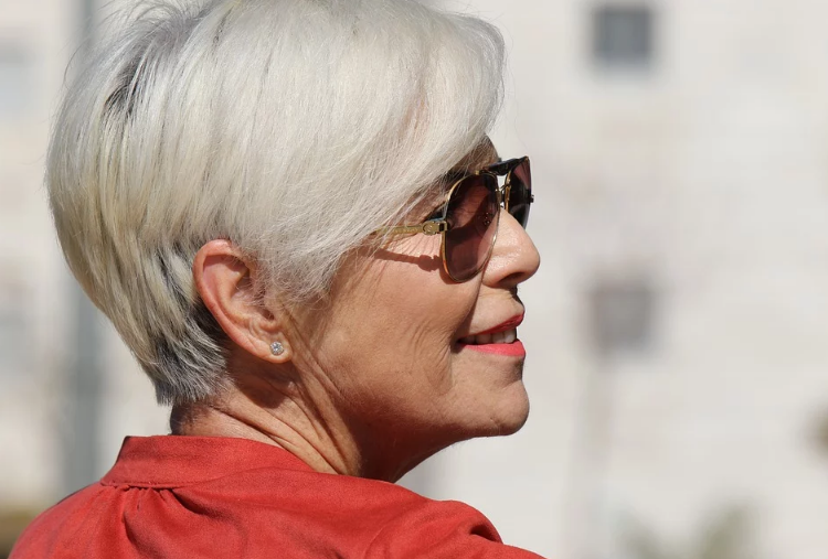 Expertos definen por qué salen canas en el cabello ante situaciones de estrés