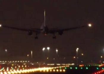 Avión sin una rueda y con problemas en un motor aterriza en Madrid