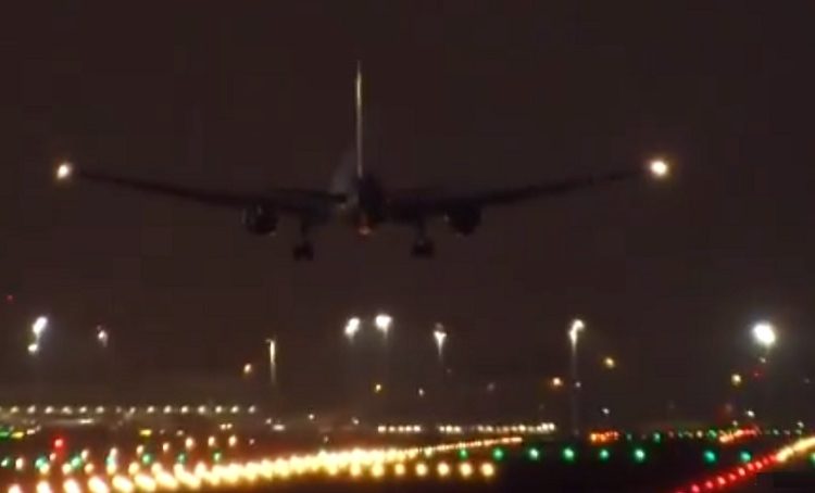 Avión sin una rueda y con problemas en un motor aterriza en Madrid
