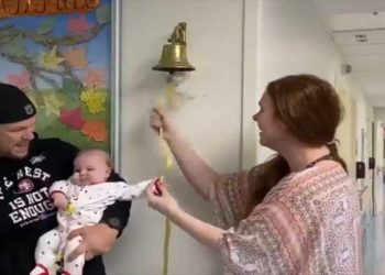 Bebé de 4 meses supera cáncer cerebral y toca la campana de la vida