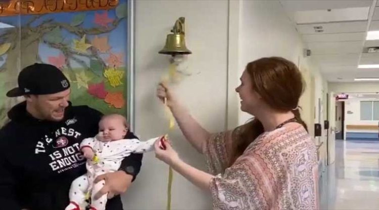 Bebé de 4 meses supera cáncer cerebral y toca la campana de la vida