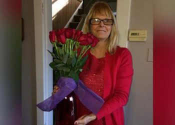 Hombre falleció hace 8 años y continúa enviando flores a su esposa