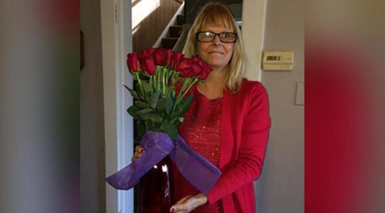 Hombre falleció hace 8 años y continúa enviando flores a su esposa