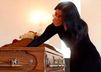 Mujer gana hasta 28 mil dólares anuales por llorar en funerales ajenos