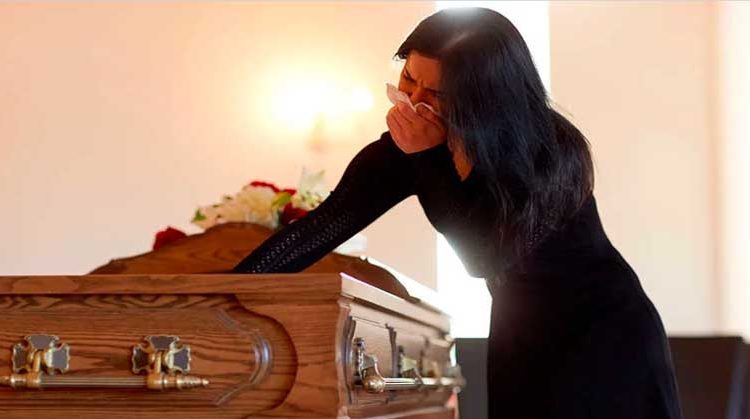 Mujer gana hasta 28 mil dólares anuales por llorar en funerales ajenos