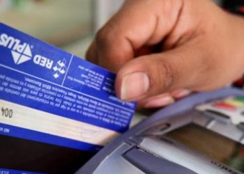 Sujeto realizaba compras con tarjetas clonadas, al momento de ser capturado se comió el váucher