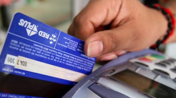 Sujeto realizaba compras con tarjetas clonadas, al momento de ser capturado se comió el váucher