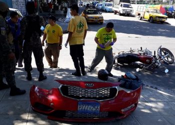 Conductor irrespeta el alto y provoca aparatoso accidente en San Salvador