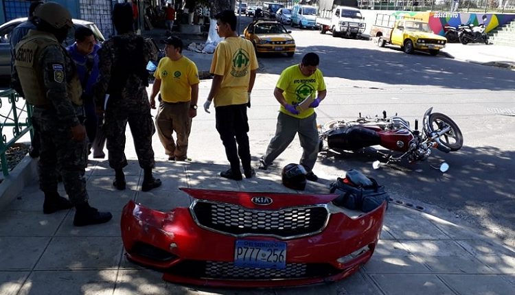 Conductor irrespeta el alto y provoca aparatoso accidente en San Salvador