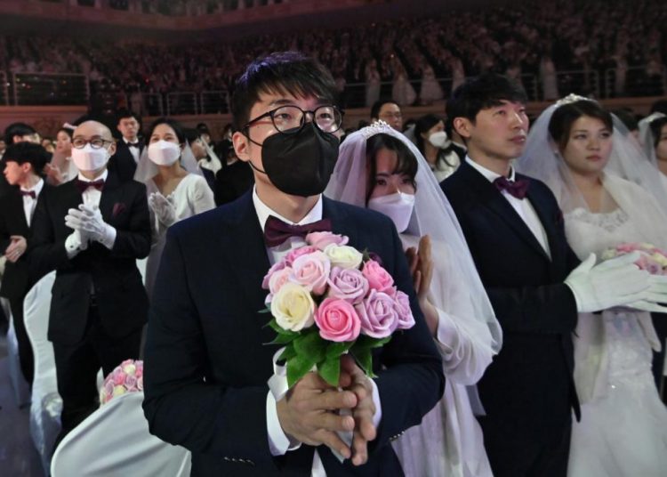 Cientos de parejas desafían brote de coronavirus en matrimonio masivo, Corea del Sur