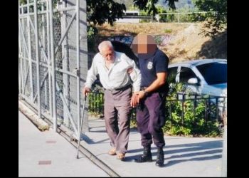 Agentes auxilian y llevan a un ancianito a su hogar quien se encontraba extraviado