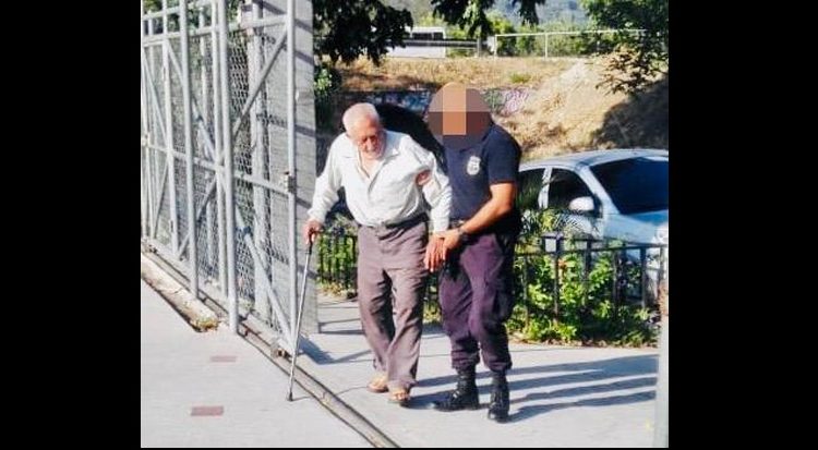 Agentes auxilian y llevan a un ancianito a su hogar quien se encontraba extraviado