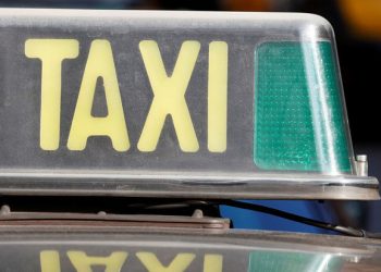 Taxista y aficionado de fútbol discuten en la calle y terminan dañando sus vehículos