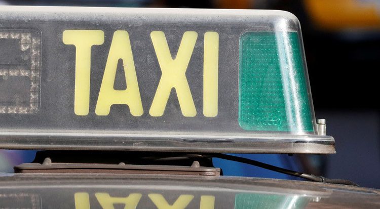 Taxista y aficionado de fútbol discuten en la calle y terminan dañando sus vehículos