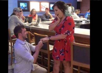 Novios van a bares y siempre fingen que van a casarse para que les den bebidas gratis