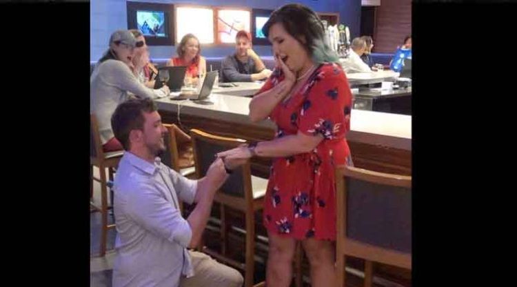 Novios van a bares y siempre fingen que van a casarse para que les den bebidas gratis