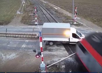 Un tren arrolla un camión que cruzó la vía cuando el semáforo estaba en rojo