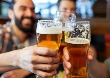 Ciencia afirma que beber media cerveza diaria podría ayudar a llegar a los 90 años de edad
