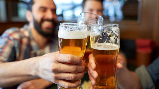 Ciencia afirma que beber media cerveza diaria podría ayudar a llegar a los 90 años de edad