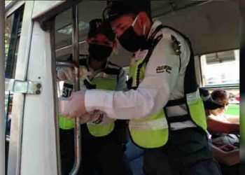 Gestores del VMT surten microbuses y autobuses con alcohol gel