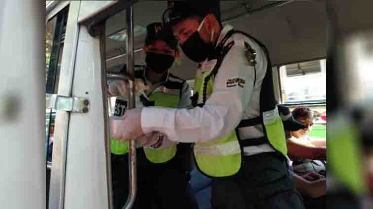 Gestores del VMT surten microbuses y autobuses con alcohol gel