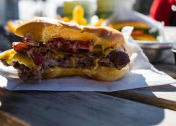 Una rata se convierte en ‘estrella de la Red’ al robar una hamburguesa y huir con ella por las escaleras del Metro de Nueva York
